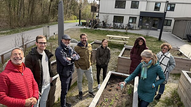 Bewohner zusammen am Hochbeet