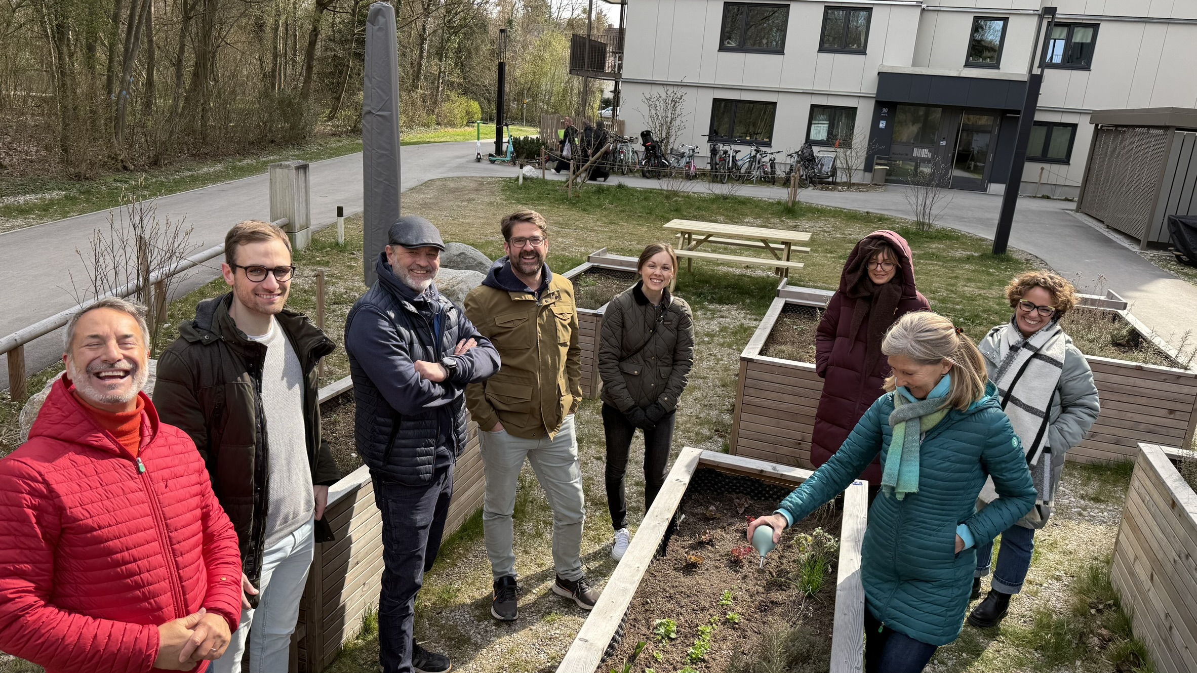 Bewohner zusammen am Hochbeet
